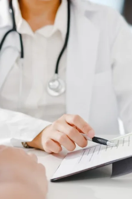 lekarz przeprowadza diagnostykę obrazową serca.